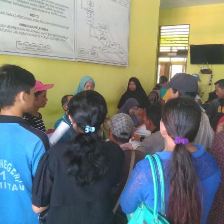 WARGA SERBU LAYANAN JEMPUT BOLA DUKCAPIL KABUPATEN KAPUAS HULU